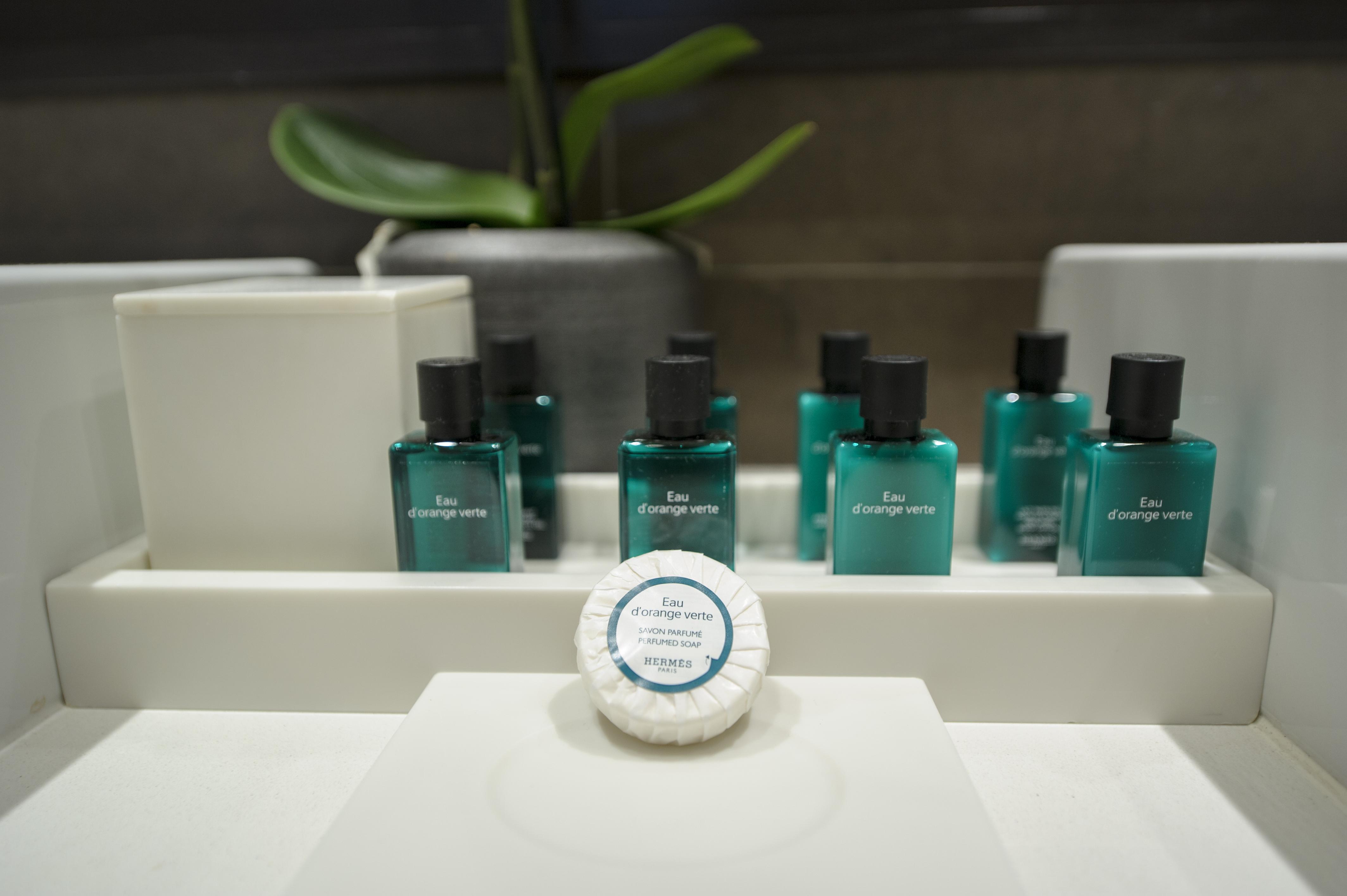 Nest Hotel Paris La Defense - Mgallery Collection Puteaux Exteriér fotografie A soap and shampoo in a hotel bathroom
