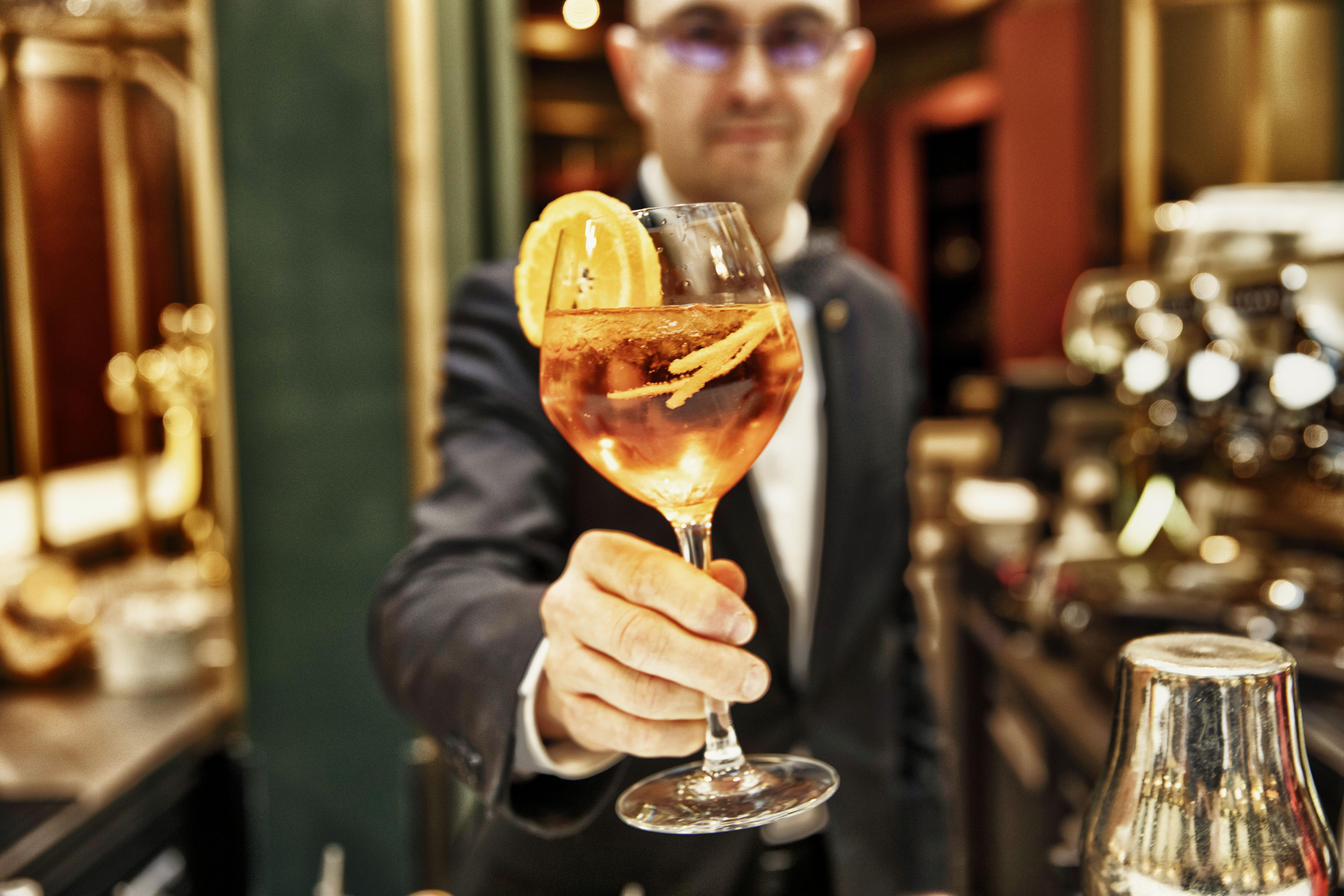 Nest Hotel Paris La Defense - Mgallery Collection Puteaux Exteriér fotografie A bartender serving a cocktail