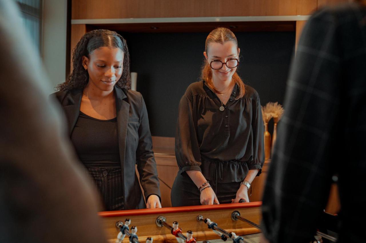 Nest Hotel Paris La Defense - Mgallery Collection Puteaux Exteriér fotografie Two women playing table football