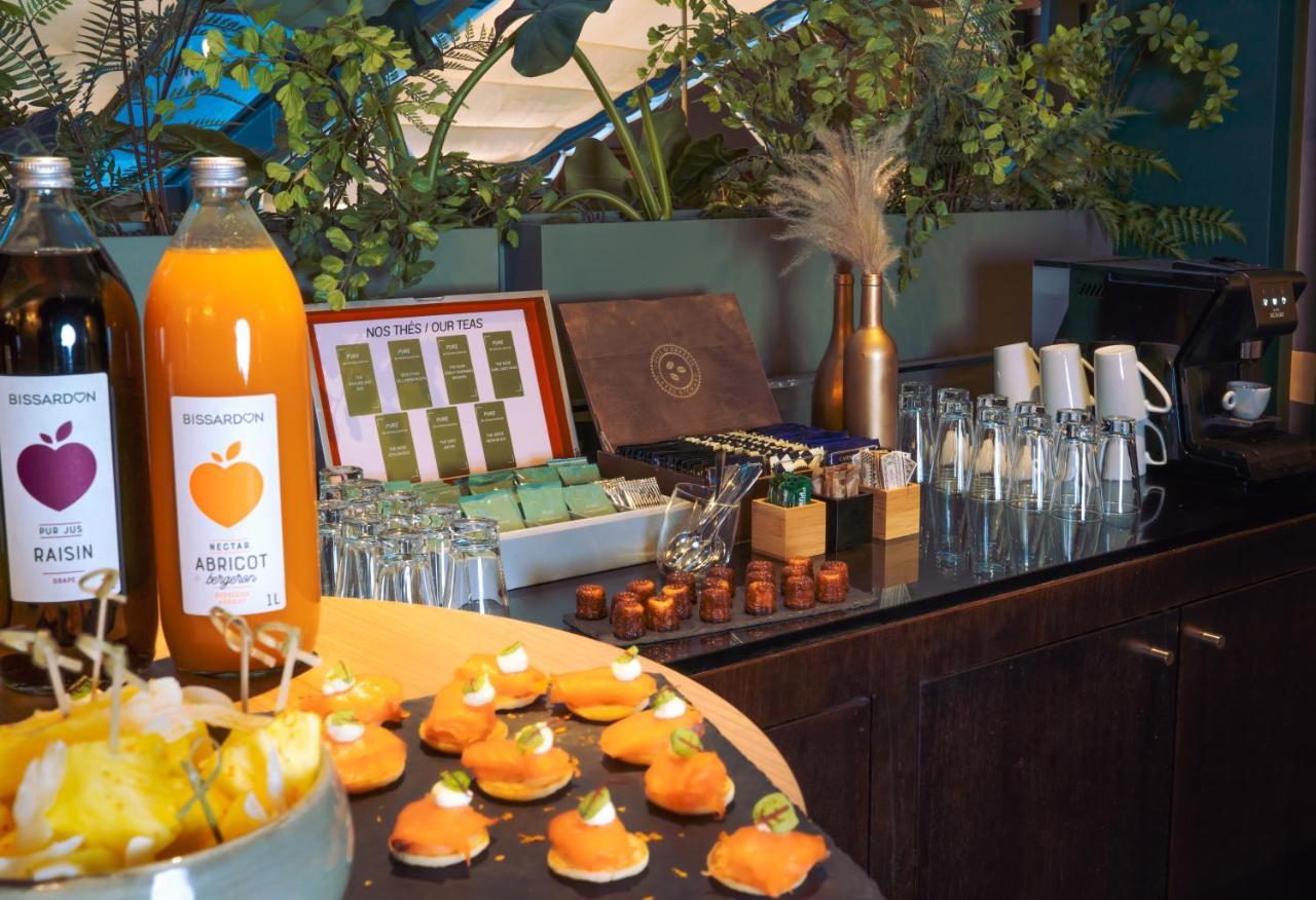 Nest Hotel Paris La Defense - Mgallery Collection Puteaux Exteriér fotografie A selection of fruit and juice at a buffet
