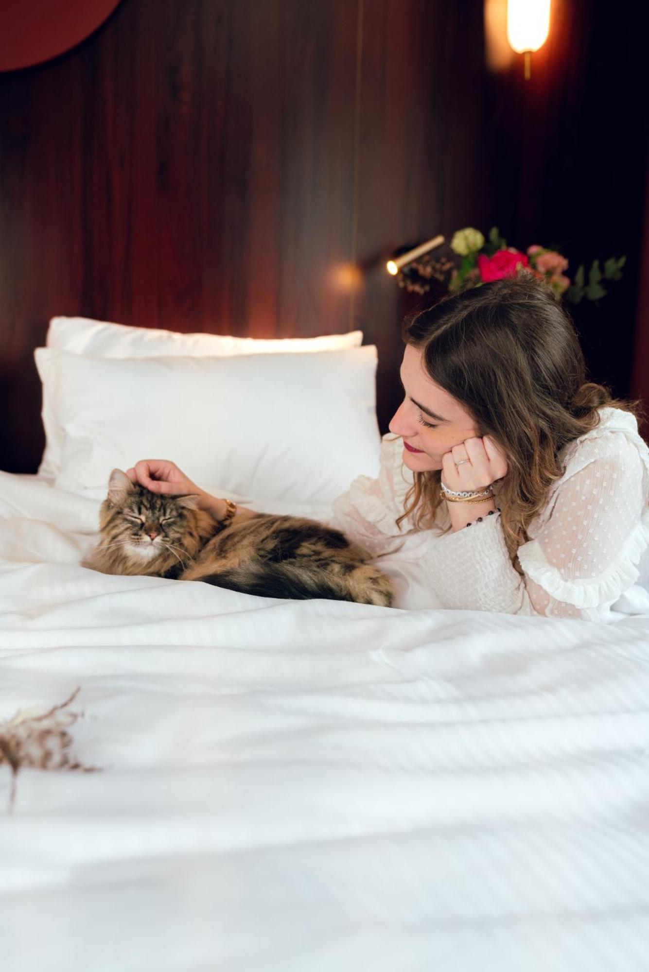 Nest Hotel Paris La Defense - Mgallery Collection Puteaux Exteriér fotografie A woman with her pet cat
