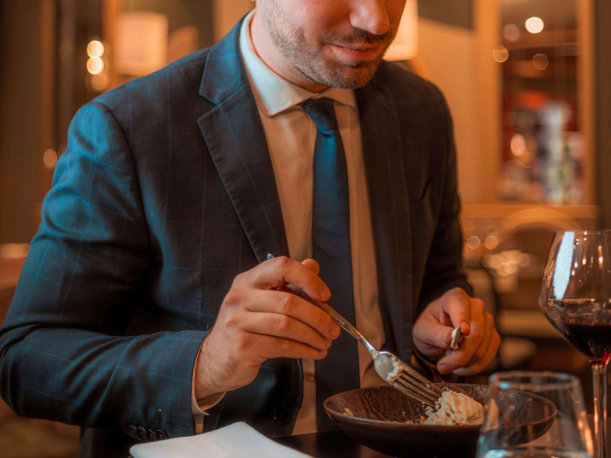Nest Hotel Paris La Defense - Mgallery Collection Puteaux Exteriér fotografie A man eating a chocolate dessert