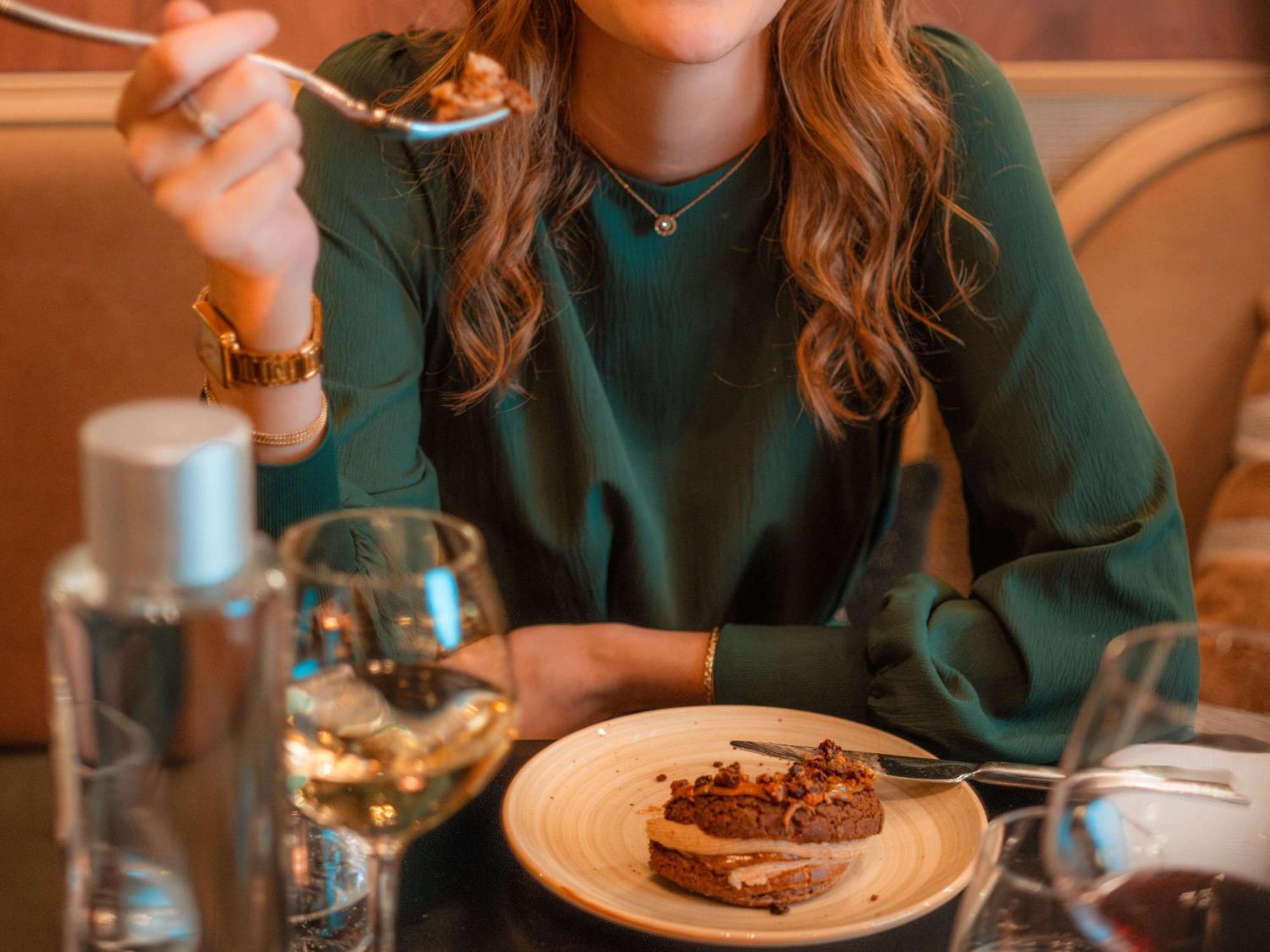 Nest Hotel Paris La Defense - Mgallery Collection Puteaux Exteriér fotografie A woman eating dessert