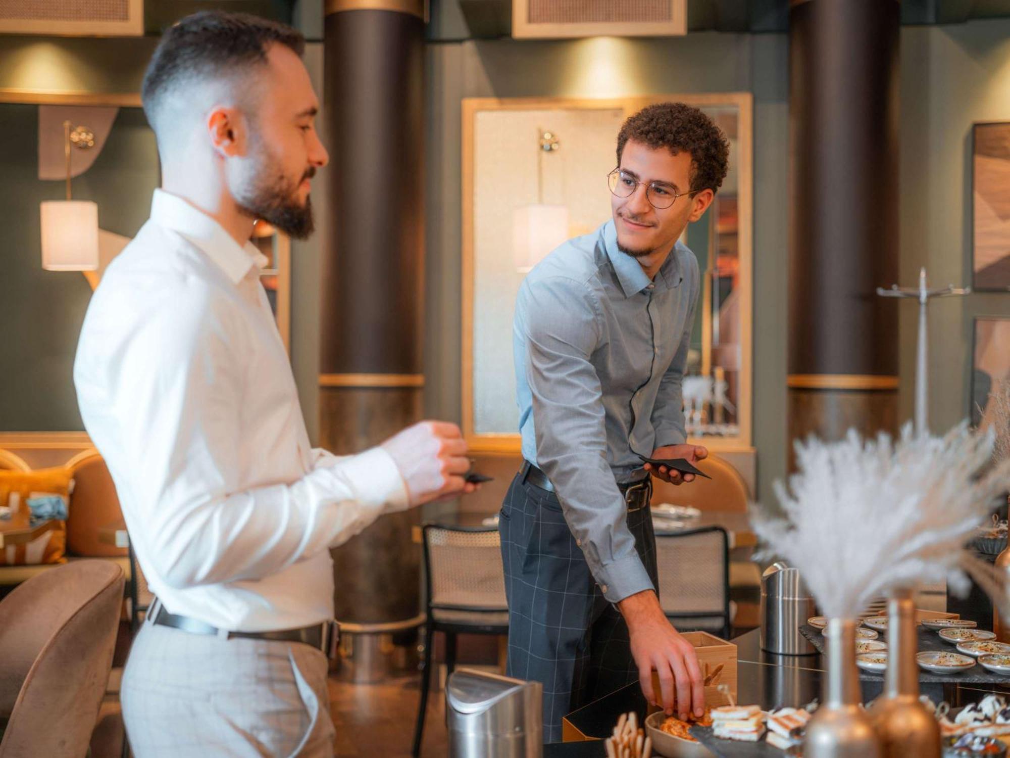 Nest Hotel Paris La Defense - Mgallery Collection Puteaux Exteriér fotografie A barista at work