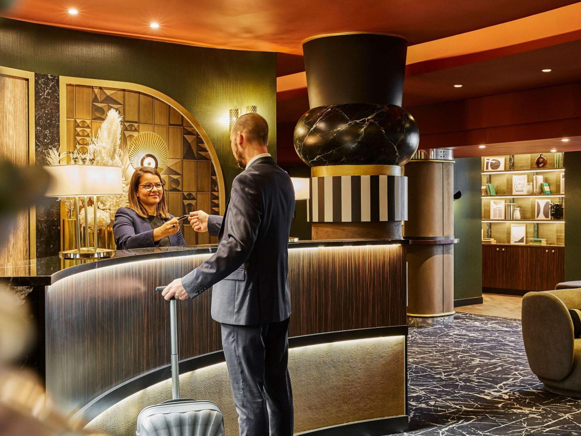 Nest Hotel Paris La Defense - Mgallery Collection Puteaux Exteriér fotografie The reception of the hotel