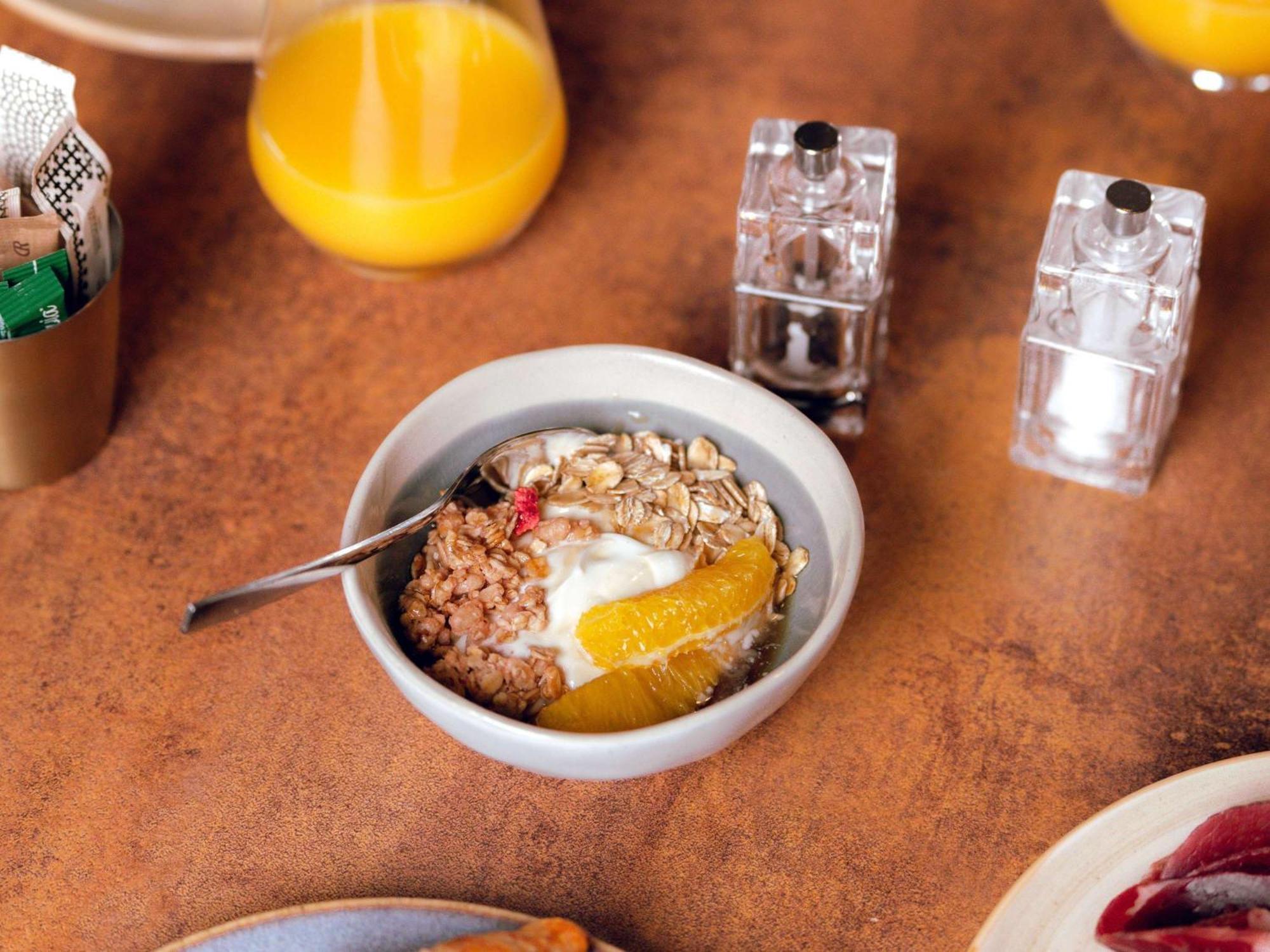 Nest Hotel Paris La Defense - Mgallery Collection Puteaux Exteriér fotografie A bowl of muesli with yoghurt and fruit