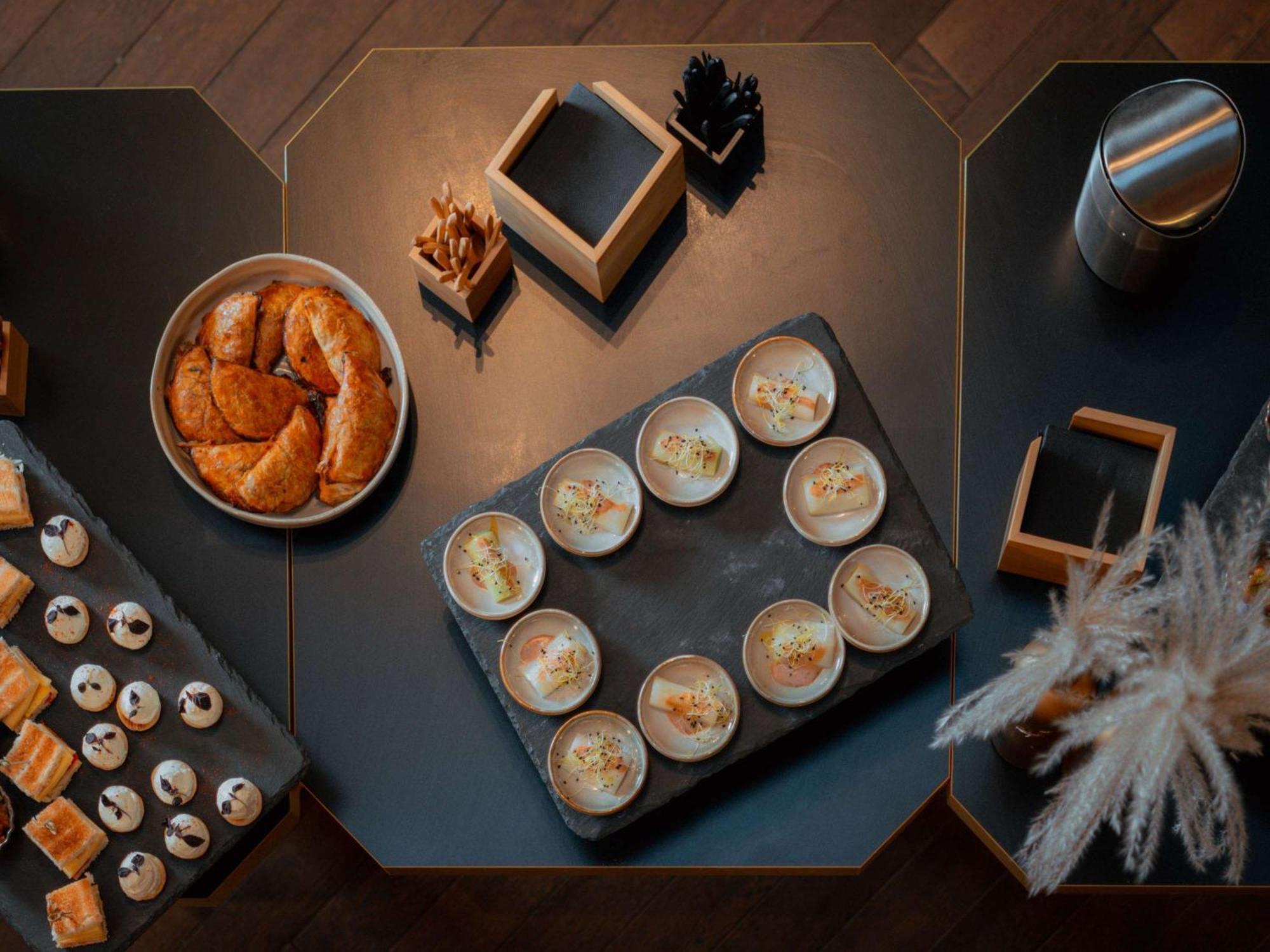 Nest Hotel Paris La Defense - Mgallery Collection Puteaux Exteriér fotografie A selection of dishes at the restaurant